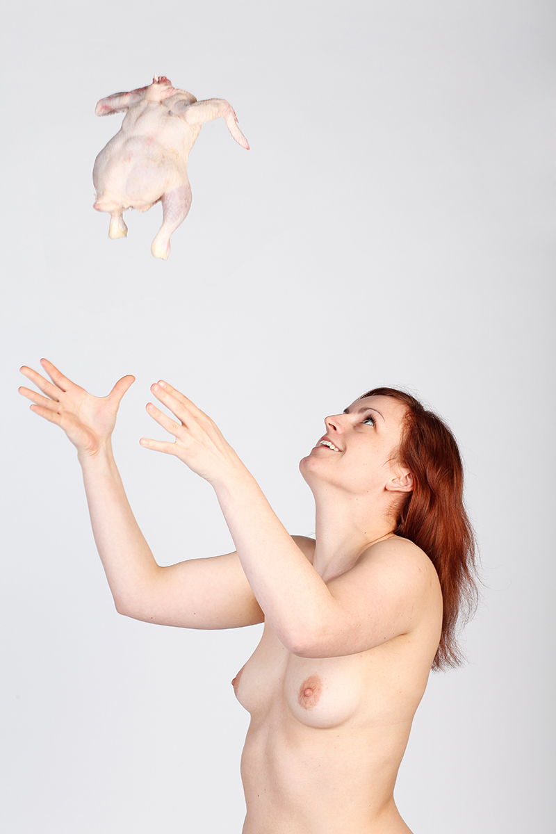 Foto einer nackten Frau, spielend mit einem toten Tier